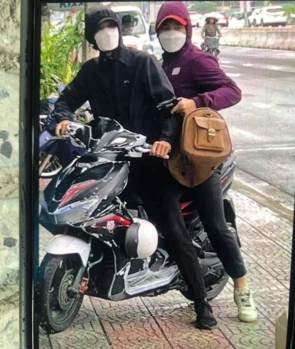 Hai nghi can đi xe máy và mang theo hung khí đến ngân hàng.