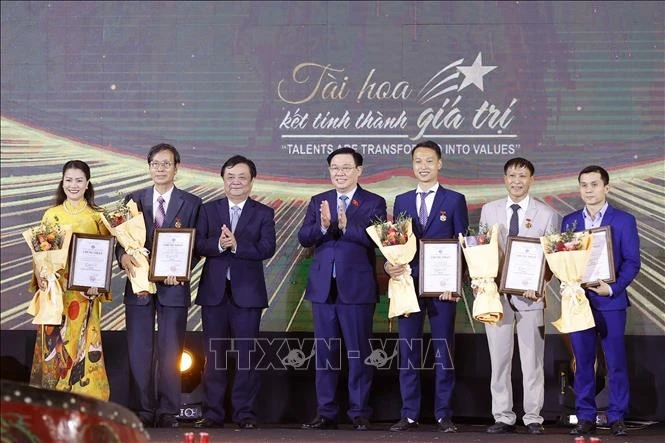 Chủ tịch Quốc hội Vương Đình Huệ và Bộ trưởng Bộ NN-PTNT Lê Minh Hoan trao giải Hội thi sản phẩm thủ công mỹ nghệ Việt Nam năm 2023 cho nhiều nghệ nhân tiêu biểu. (ảnh: Doãn Tấn/TTXVN)