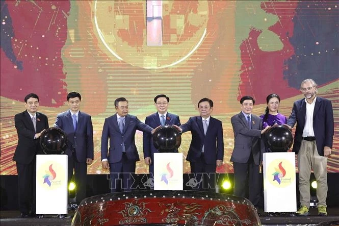 Chủ tịch Quốc hội Vương Đình Huệ và các đại biểu ấn nút khai mạc Festival bảo tồn và phát triển làng nghề Việt Nam 2023. (ảnh: Doãn Tấn/TTXVN)
