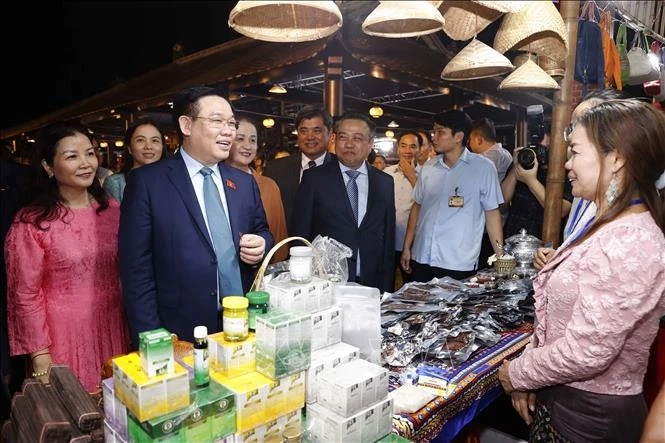 Chủ tịch Quốc hội Vương Đình Huệ và các đại biểu thăm quan các gian trưng bày sản phẩm tiêu biểu tại Festival bảo tồn và phát triển làng nghề Việt Nam năm 2023.