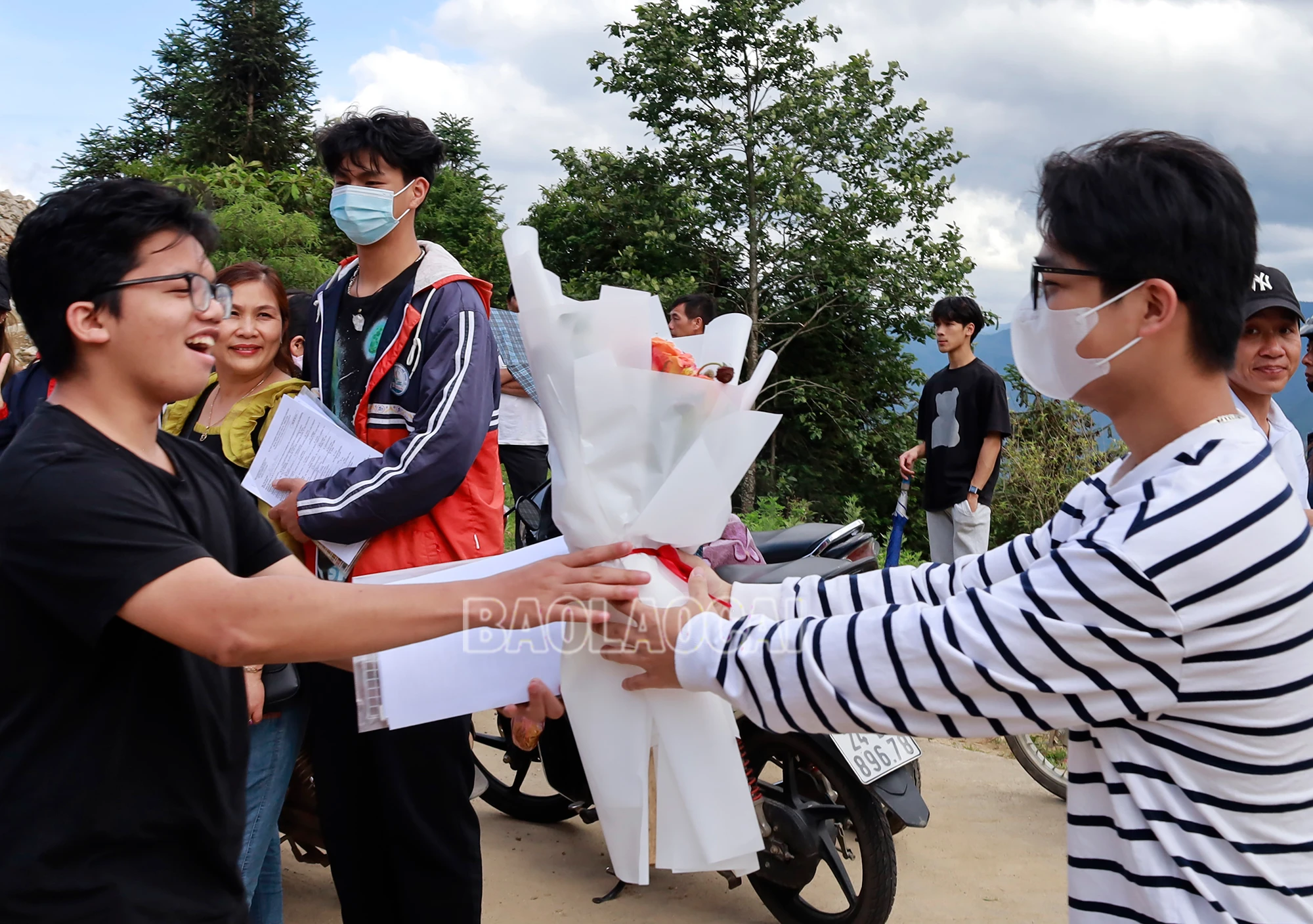 Bạn bè tặng hoa chúc mừng thí sinh kết thúc môn thi cuối cùng..JPG