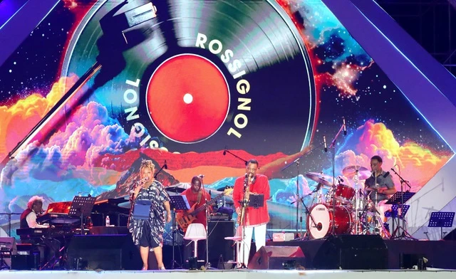 Các nghệ sĩ nổi tiếng thế giới đã mang đến một đêm khai mạc đầy hấp dẫn