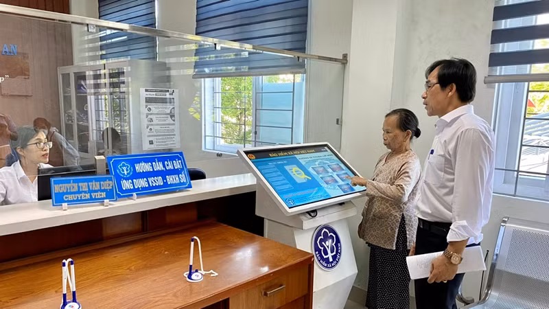 Ngành BHXH Việt Nam tăng cường ứng dụng CNTT, chuyển đổi số, tạo điều kiện thuận lợi tối đa cho các tổ chức, cá nhân tham gia, thụ hưởng chính sách. (Ảnh: Báo điện tử ĐCS Việt Nam)