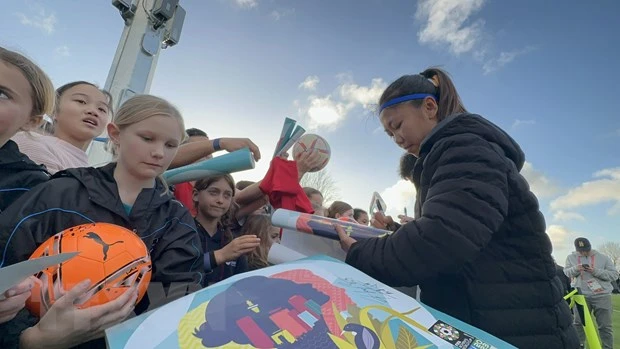 Cầu thủ Huỳnh Như ký tặng người hâm mộ.