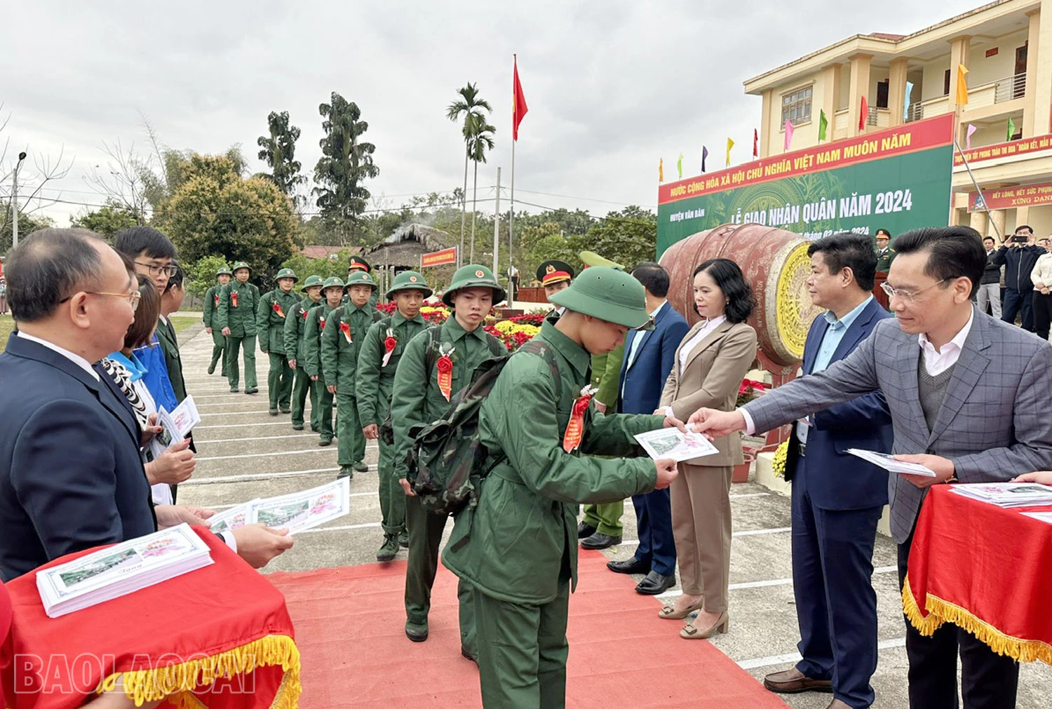 Các đồng chí lãnh đạo tặng quà động viên các tân binh.