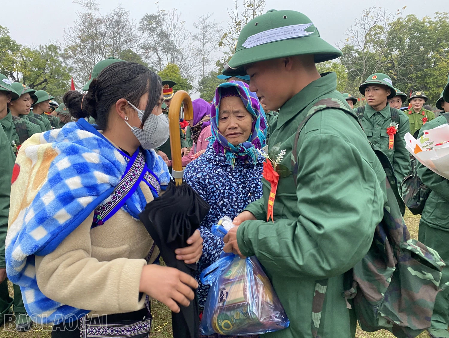 Người thân động viên các tân binh lên đường nhập ngũ.