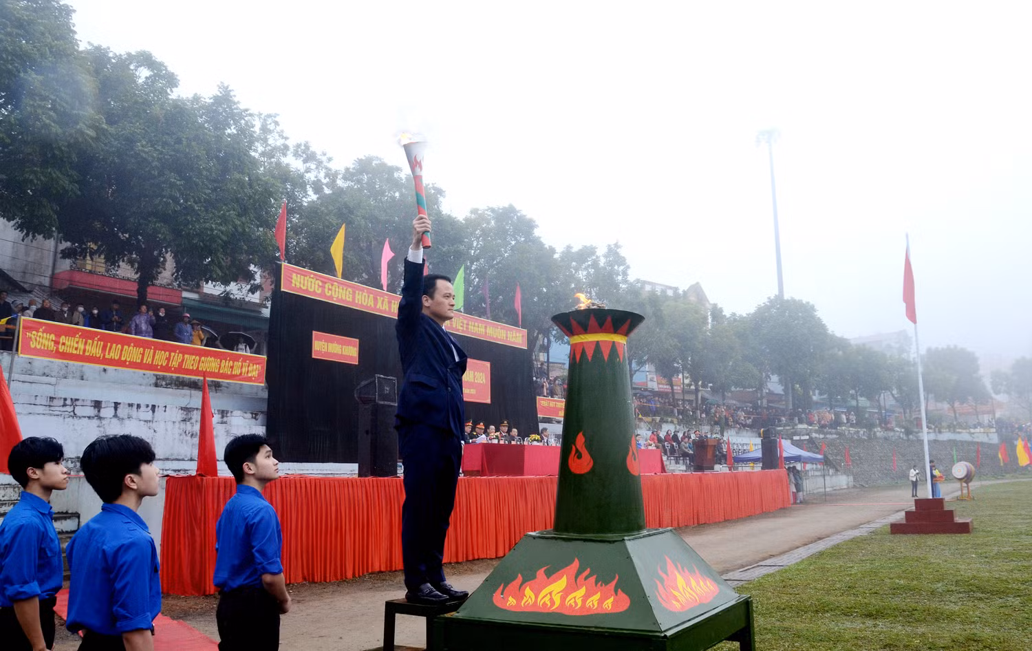 Bí thư Huyện ủy Mường Khương thắp lên ngọn lửa truyền thống.