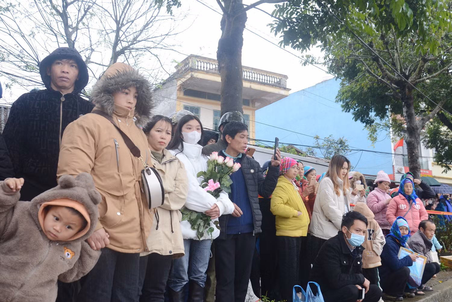 Người dân, người thân đến tiễn tân binh lên đường nhập ngũ.