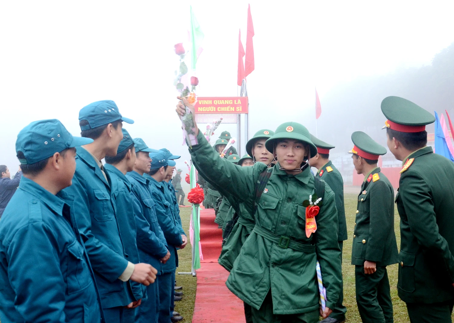 Các tân binh lên đường về đơn vị.