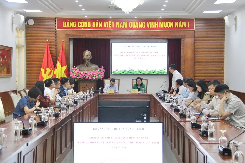 Thứ trưởng Bộ VHTTDL Trịnh Thị Thủy, Trưởng BTC và Phó Chủ tịch Thường trực Hội Nhà báo Việt Nam Nguyễn Đức Lợi, đồng Trưởng BTC chủ trì cuộc họp BTC Giải Báo chí toàn quốc “Vì sự nghiệp phát triển văn hoá, thể thao và du lịch” lần thứ hai.