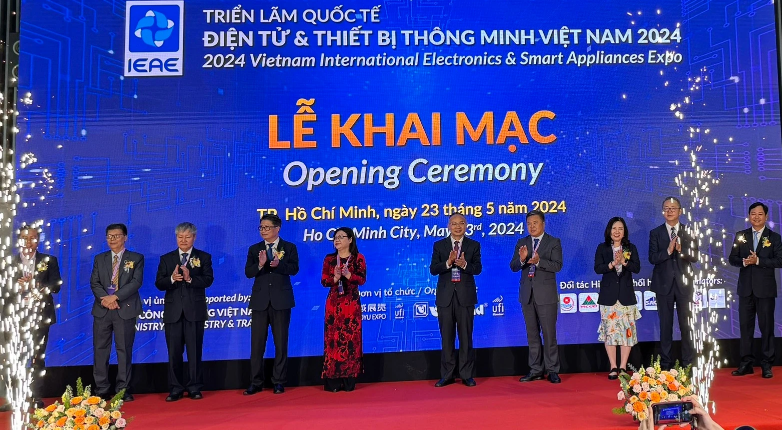 Các đại biểu thực hiện nghi thức khai mạc Triển lãm quốc tế Điện tử và Thiết bị thông minh Việt Nam trong ngày 23/5.