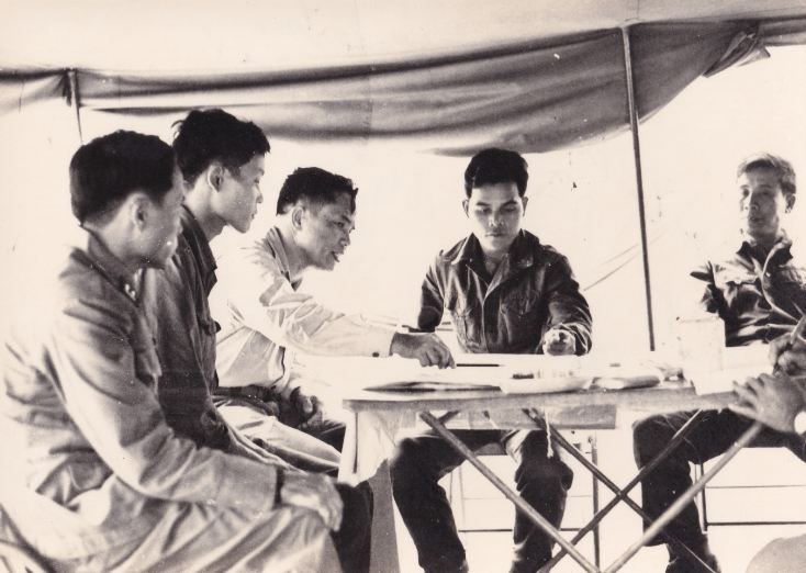 Đồng chí Đoàn Khuê (giữa), Tư lệnh kiêm Chính ủy Khu 5 làm việc với Ban Chỉ huy Tiểu đoàn 2 Gia Lai - Kon Tum ở Đồn 21 dịp Tết Mậu Ngọ 1978. Đồng chí Đoàn Khuê (giữa), Tư lệnh kiêm Chính ủy Khu 5 làm việc với Ban Chỉ huy Tiểu đoàn 2 Gia Lai - Kon Tum ở Đồn 21 dịp Tết Mậu Ngọ 1978.