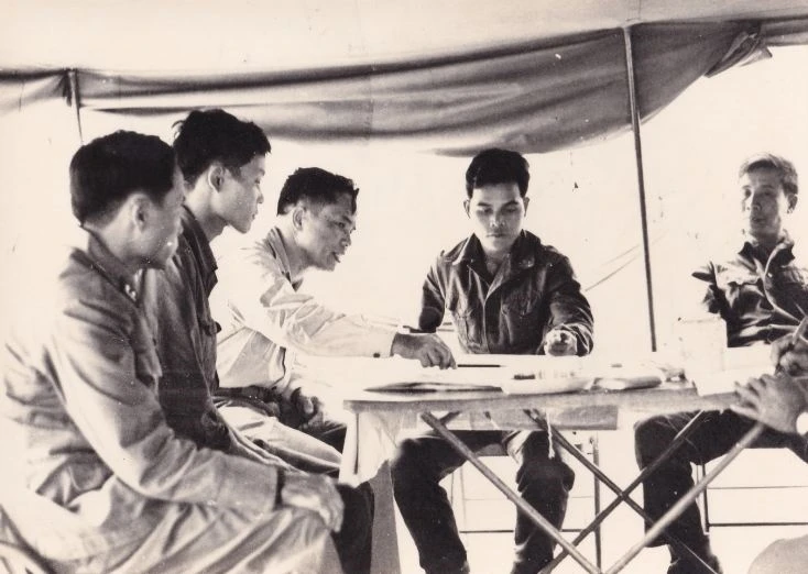 Đồng chí Đoàn Khuê (giữa), Tư lệnh kiêm Chính ủy Khu 5 làm việc với Ban Chỉ huy Tiểu đoàn 2 Gia Lai - Kon Tum ở Đồn 21 dịp Tết Mậu Ngọ 1978.