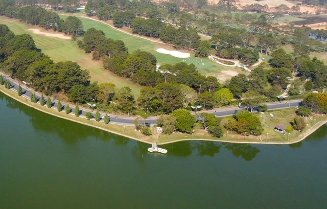 Toàn bộ đoạn đường nằm giữa sân golf Đồi Cù và hồ Xuân Hương, không có nhà dân hay cơ sở kinh doanh.