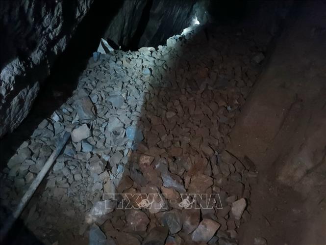 Lực lượng chức năng phát hiện 1 tấn quặng vàng tại hầm khai thác vàng sâu trong lòng đất tại bản Phiêng Chạng, xã Noong Hẻo, Sìn Hồ. Ảnh: TTXVN phát. Lực lượng chức năng phát hiện 1 tấn quặng vàng tại hầm khai thác vàng sâu trong lòng đất tại bản Phiêng Chạng, xã Noong Hẻo, Sìn Hồ. Ảnh: TTXVN phát.