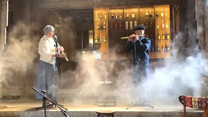 Các nghệ sĩ nhóm dự án Thanh Cảnh biểu diễn tại huyện Ðồng Văn (Hà Giang).