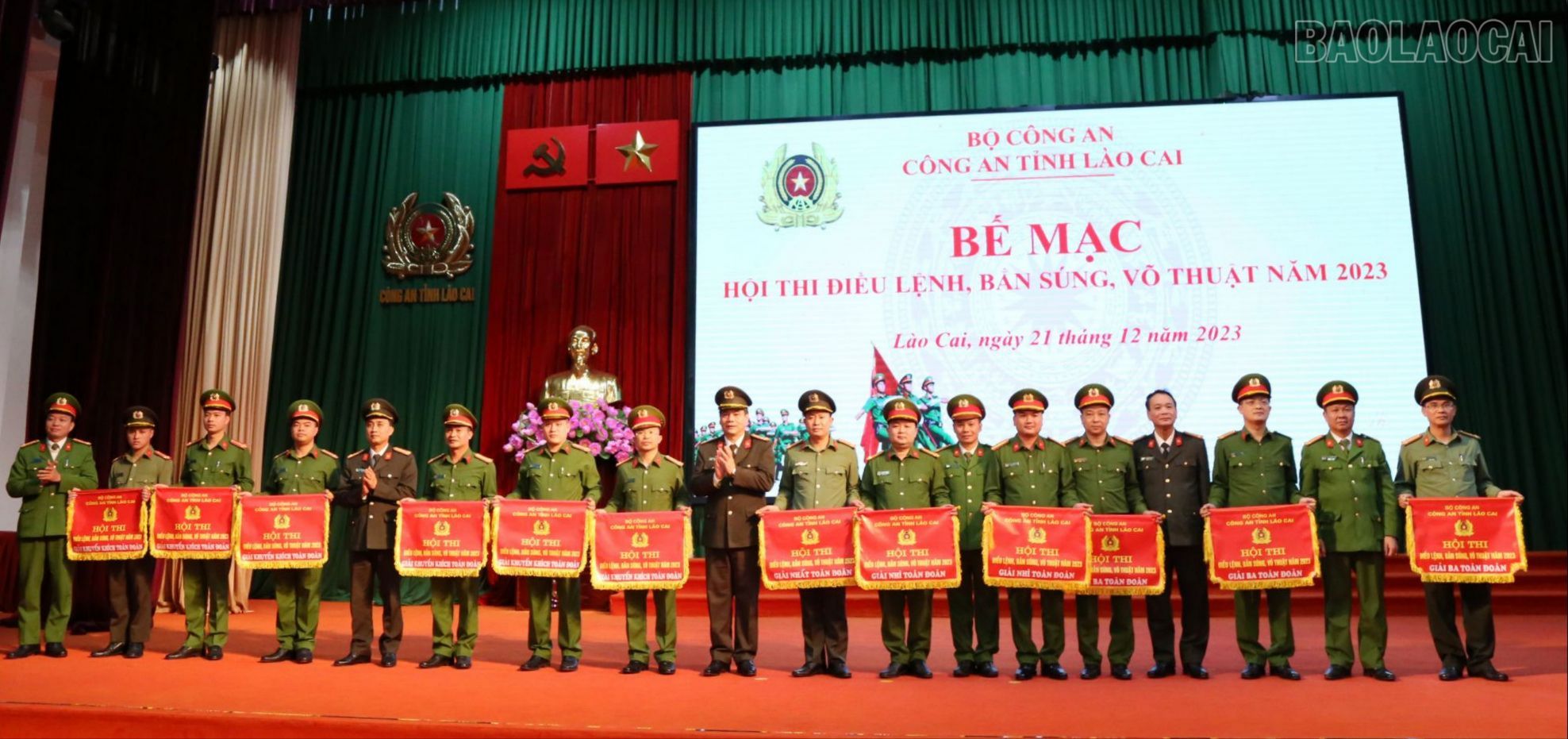 Ban Tổ chức trao giải toàn đoàn cho các đội tuyển tham gia hội thi. 2-8863-1979-6689-5356.jpg