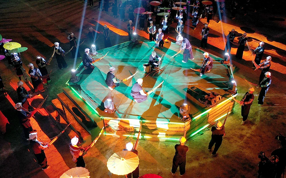 Chương III đã tái hiện hình ảnh chiếc Khèn đã gắn bó lâu đời với người Mông.