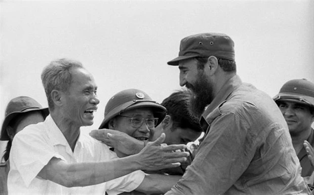 Thủ tướng Cuba Fidel Castro cùng Thủ tướng Phạm Văn Đồng trong cuộc mít tinh của nhân dân Quảng Trị chào mừng Đoàn đến thăm vùng Giải phóng miền Nam Việt Nam, ngày 15/9/1973.