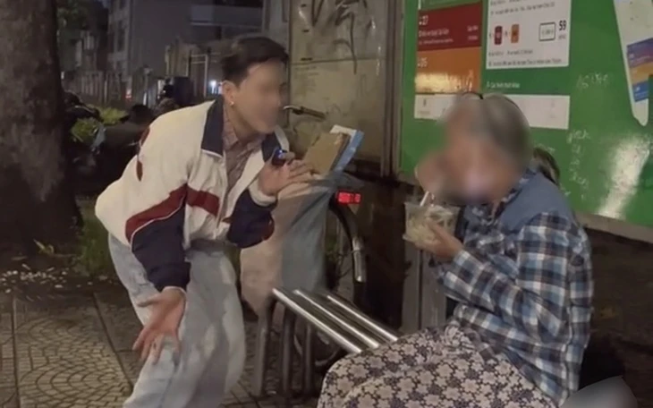 TikToker miệt thị người nghèo - một trong những nội dung bẩn trên TikTok bị dư luận tẩy chay gần đây.