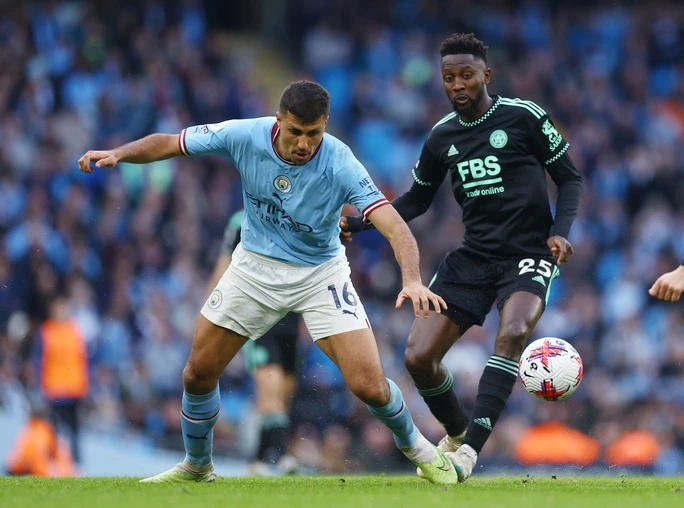 Wilfred Ndidi tranh chấp bóng với Rodri (16)