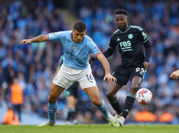 Wilfred Ndidi tranh chấp bóng với Rodri (16)
