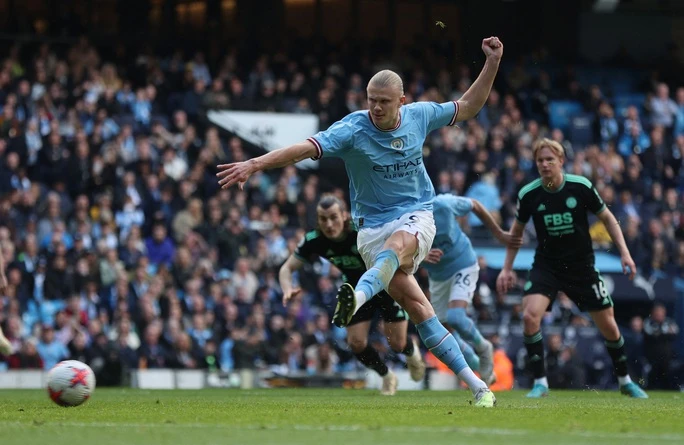 Erling Haaland sút phạt 11m thành công...