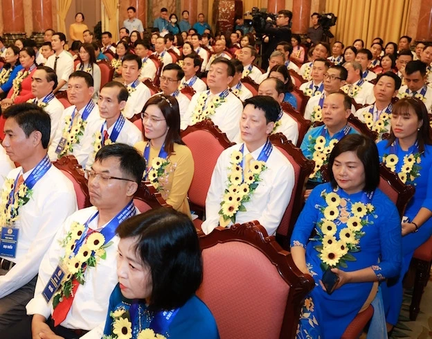 Các điển hình tiên tiến học tập và làm theo tư tưởng, đạo đức, phong cách Hồ Chí Minh trong các cấp công đoàn, công chức, viên chức, người lao động tại buổi gặp mặt.