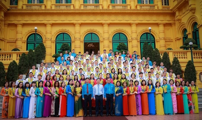 Chủ tịch nước Võ Văn Thưởng chụp ảnh lưu niệm cùng lãnh đạo Tổng Liên đoàn Lao động Việt Nam và các điển hình tiên tiến.