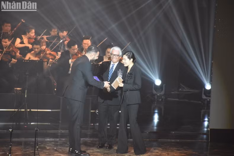 Bà Moon So Ri - Chủ tịch ban giám khảo hạng mục phim châu Á và ông Phạm Quang Vinh - nguyên thứ trưởng Bộ Ngoại giao, nguyên đại sứ Việt Nam tại Mỹ, chủ tịch Hội Việt - Mỹ, trao Giải Đặc biệt của ban giám khảo hạng mục Phim châu Á cho phim World War III do Houman Seyyedi là biên kịch, đạo diễn, quay phim và biên tập.