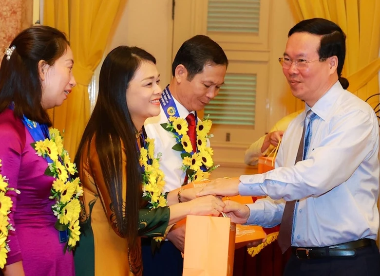 Chủ tịch nước Võ Văn Thưởng trao quà cho các điển hình tiên tiến.