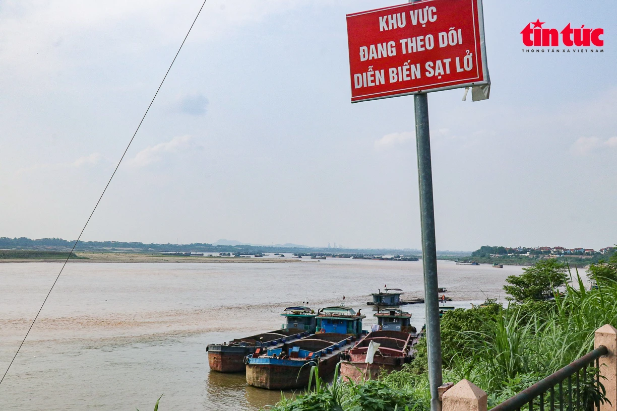 Xã Phong Vân đã phối hợp với Hạt quản lý đê số 01 cắm biển cảnh báo.