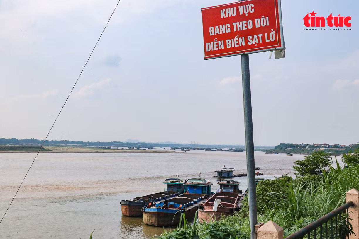 Xã Phong Vân đã phối hợp với Hạt quản lý đê số 01 cắm biển cảnh báo.