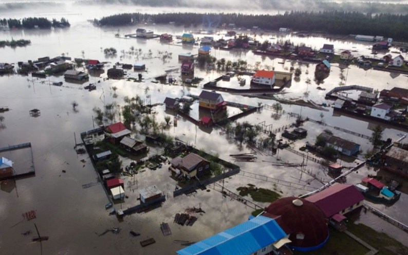 Làng Betenkes ở vùng Yakutia ngập trong nước lũ vào tháng 7/2022. (Ảnh minh họa: TASS) tg2.jpg