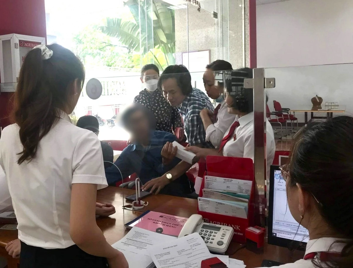 Một khách hàng bị lừa đảo chuyển tiền, được các nhân viên ngân hàng phát hiện và ngăn chặn kịp thời.