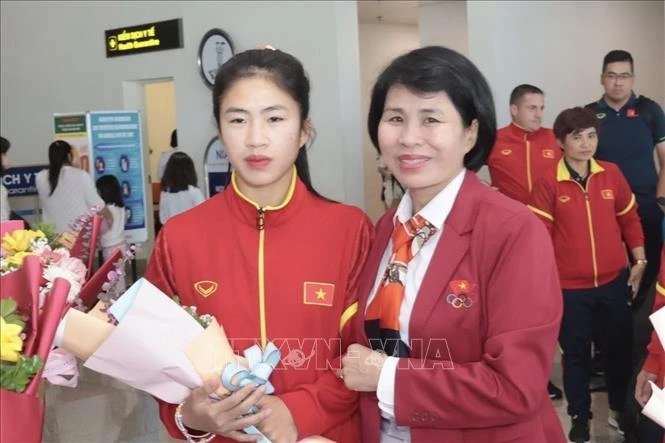 Phó Cục trưởng Cục Thể dục thể thao Lê Thị Hoàng Yến ra sân bay đón đoàn.