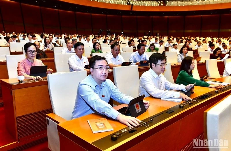 Đại biểu Quốc hội biểu quyết thông qua Luật Giá (sửa đổi).