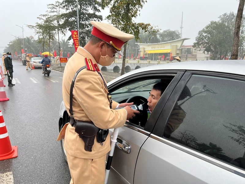 Lực lượng CSGT kiểm tra chuyên đề nồng độ cồn đối với người điều khiển phương tiện tham gia giao thông trên các tuyến đường (Ảnh: VH)