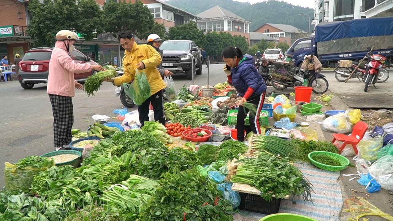 Người dân mua các loại rau xanh tại khu vực chợ Kim Tân, thành phố Lào Cai. 296299b82dd2808cd9c3.jpg