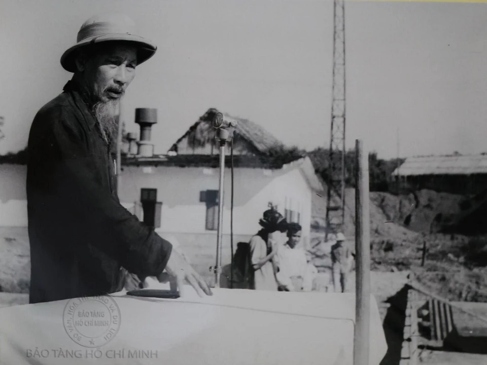 Bác Hồ về thăm Nhà máy điện Lào Cai, ngày 24-9-1958.jpg