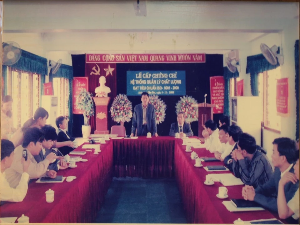 Lễ cấp chứng chỉ hệ thống quản lý chất lượng đạt tiêu chuẩn ISO 9001-2000, tháng 11-2006..jpg