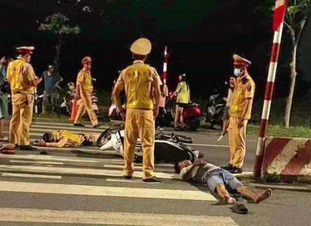 Nam thanh niên bỏ chạy, tông thẳng vào CSGT.