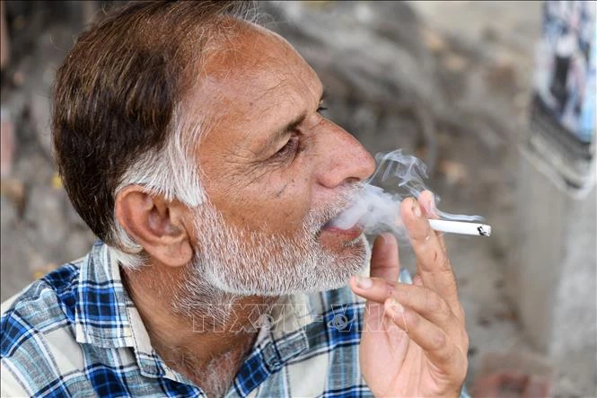 Người dân hút thuốc lá trên đường phố ở Amritsar, Ấn Độ, trong Ngày thế giới không hút thuốc lá, ngày 31/5/2020.