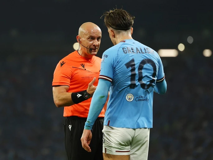Jack Grealish phản ứng trọng tài do liên tục bị phạm lỗi.
