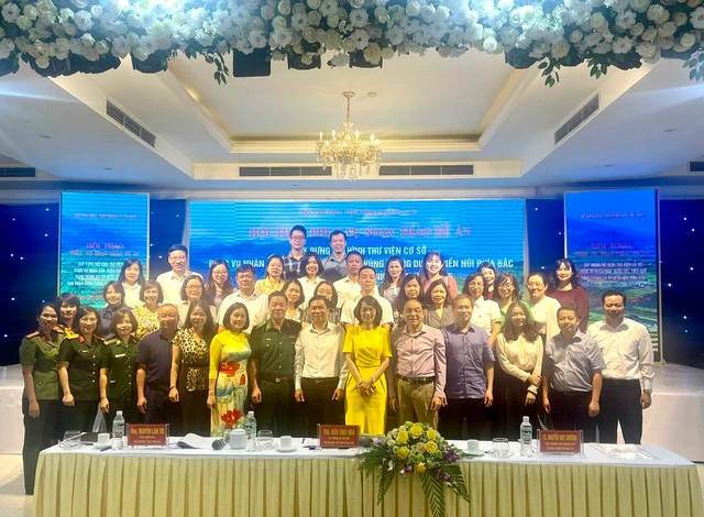 Các đại biểu tham dự Hội thảo chụp ảnh lưu niệm cùng Ban tổ chức.