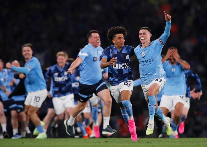 Phil Foden cùng đồng đội ăn mừng khi tiếng còi dứt trận vang lên.