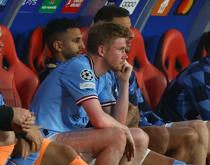 ... rồi nóng lòng trông ngóng đồng đội từ khu vực kỹ thuật.