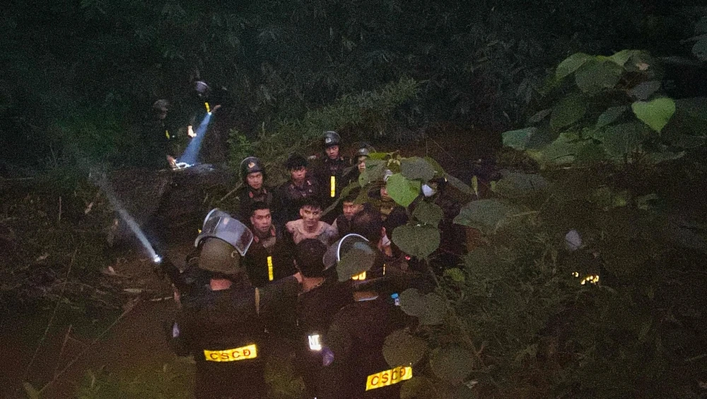 Lực lượng chức năng tỉnh Phú Thọ huy động 200 cảnh sát vây bắt đối tượng dùng súng chống trả công an.