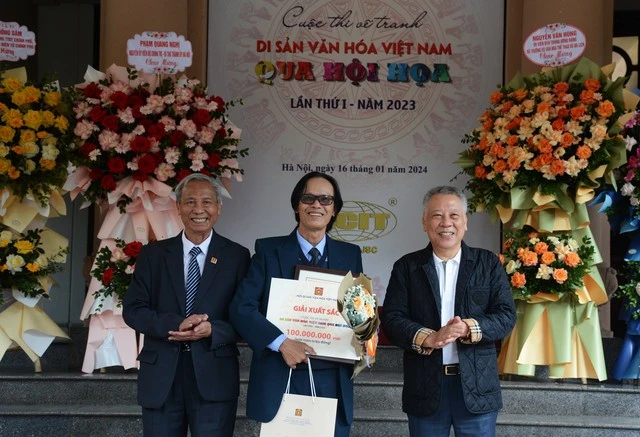 Tác giả Lại Lâm Tùng nhận giải xuất sắc với tác phẩm “Lễ hội Khmer ở Cà Mau” - Ảnh: VGP/TT