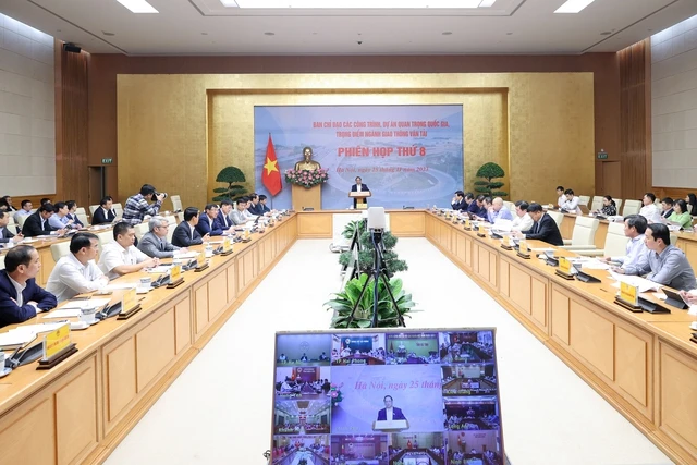 Phiên họp được tổ chức trực tiếp kết hợp trực tuyến giữa đầu cầu trụ sở Chính phủ với các tỉnh, thành phố trực thuộc Trung ương đang có các công trình, dự án quan trọng quốc gia, trọng điểm ngành GTVT - Ảnh: VGP/Nhật Bắc